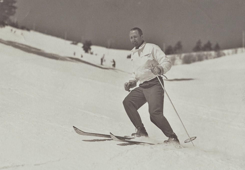 Điệp viên trác táng nổi tiếng với biệt danh '3 bánh'