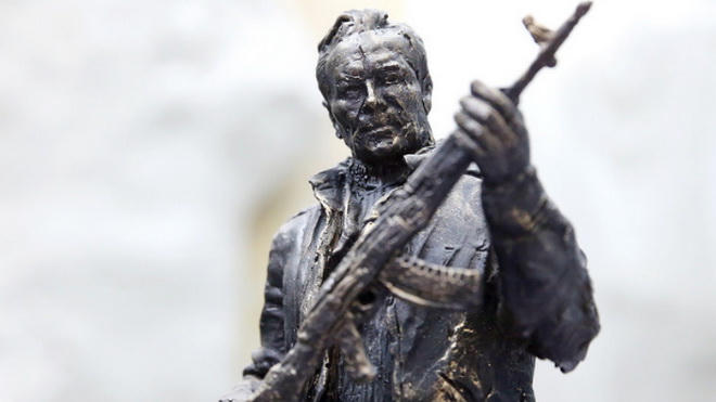 Dựng tượng “cha đẻ” súng AK-47