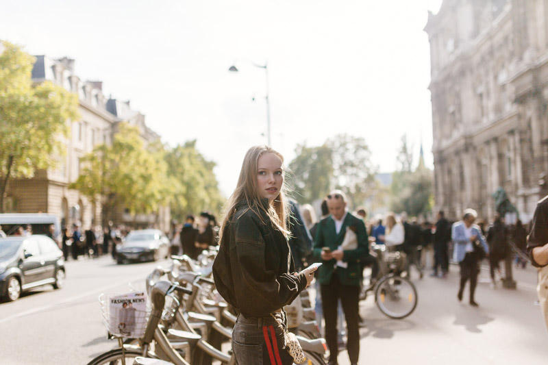 Street style Paris Xuân – Hè 2018: Sắc màu nồng ấm lên ngôi
