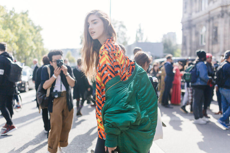 Street style Paris Xuân - Hè 2018: Sắc màu nồng ấm lên ngôi
