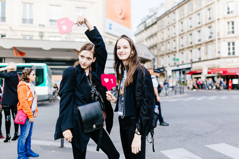 Street style Paris Xuân - Hè 2018: Sắc màu nồng ấm lên ngôi