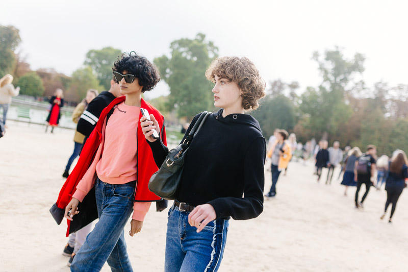 Street style Paris Xuân – Hè 2018: Sắc màu nồng ấm lên ngôi