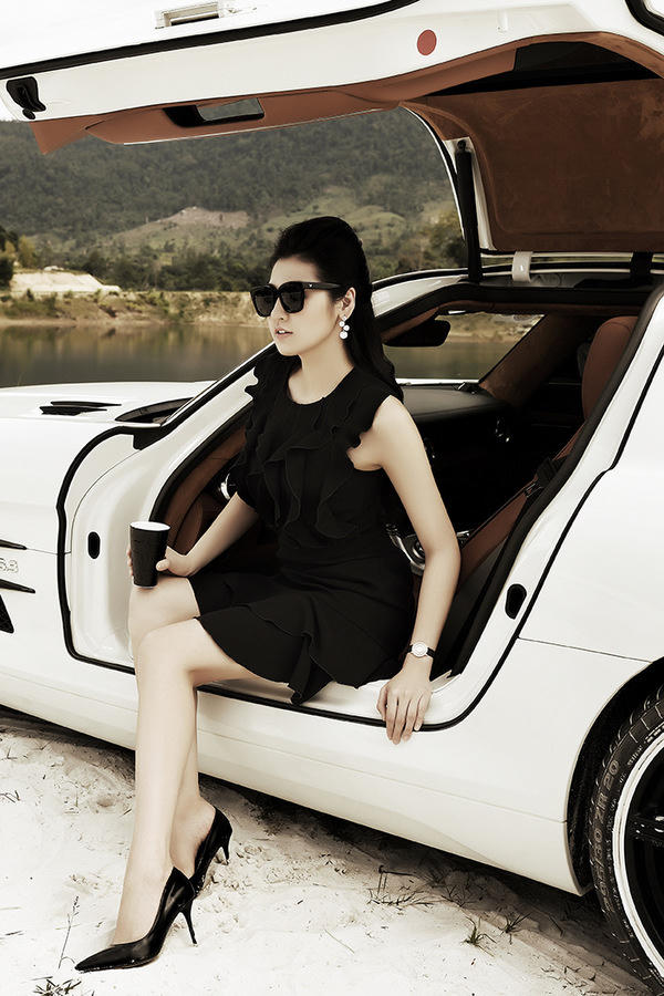 Á hậu Tú Anh diện váy tiểu thư tạo dáng trên đồi cát