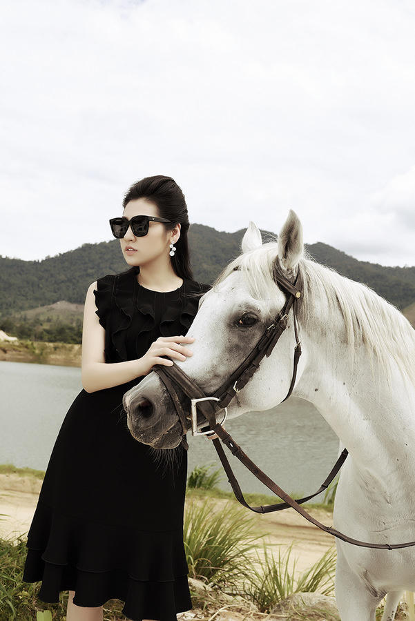 Á hậu Tú Anh diện váy tiểu thư tạo dáng trên đồi cát