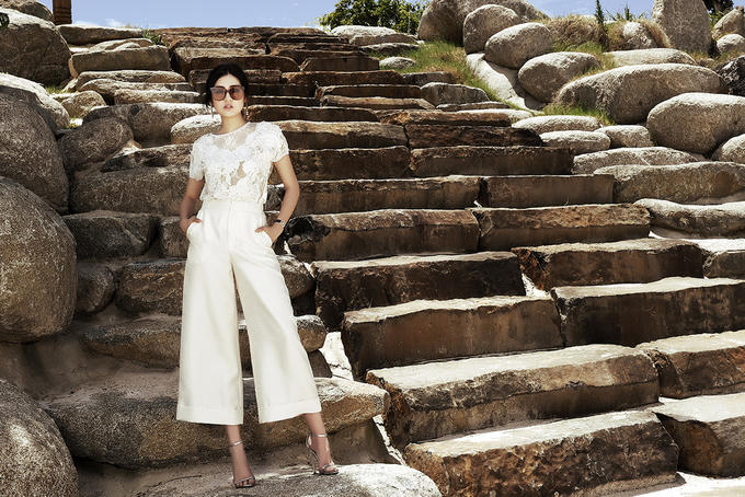 Á hậu Tú Anh diện váy tiểu thư tạo dáng trên đồi cát