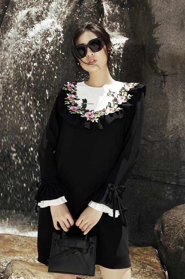 Á hậu Tú Anh diện váy tiểu thư tạo dáng trên đồi cát