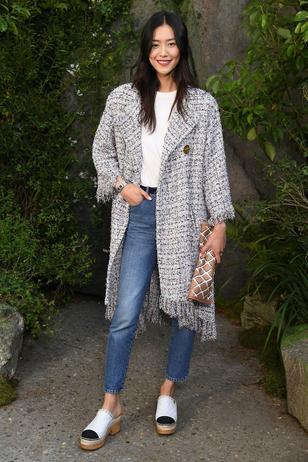 Dien ao khoac vai tweed dau mua an tuong nhu sao Hollywood hinh anh 1