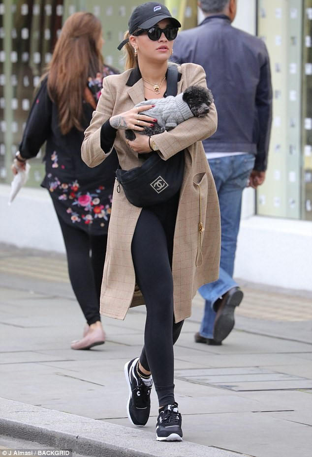 Dien ao khoac vai tweed dau mua an tuong nhu sao Hollywood hinh anh 4