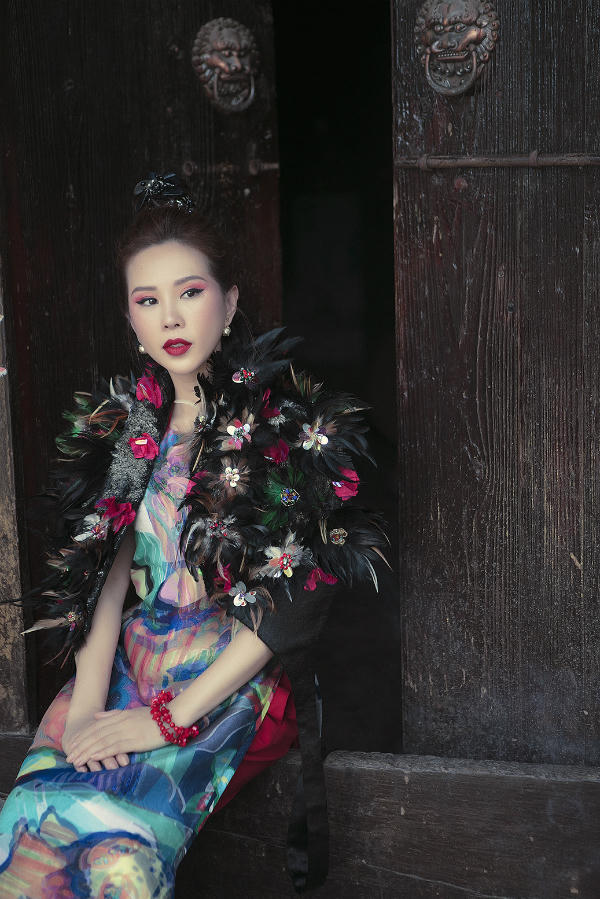 hoa-hau-thu-hoai-dien-ao-dai-khoe-dang-o-phuong-hoang-co-tran