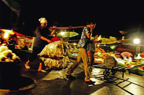 Kết quả hình ảnh cho chợ đầu mối Long Biên