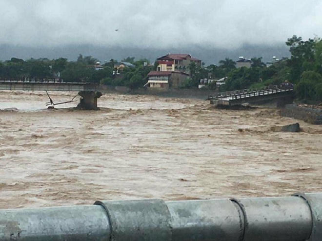 Sập cầu ở Yên Bái, 3 người dân, 1 phóng viên mất tích