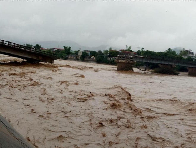 Sập cầu ở Yên Bái, 3 người dân, 1 phóng viên mất tích