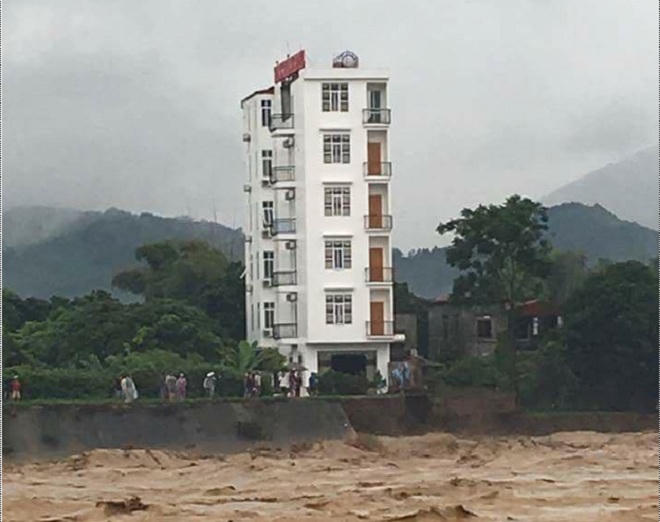 Sập cầu ở Yên Bái, 3 người dân, 1 phóng viên mất tích