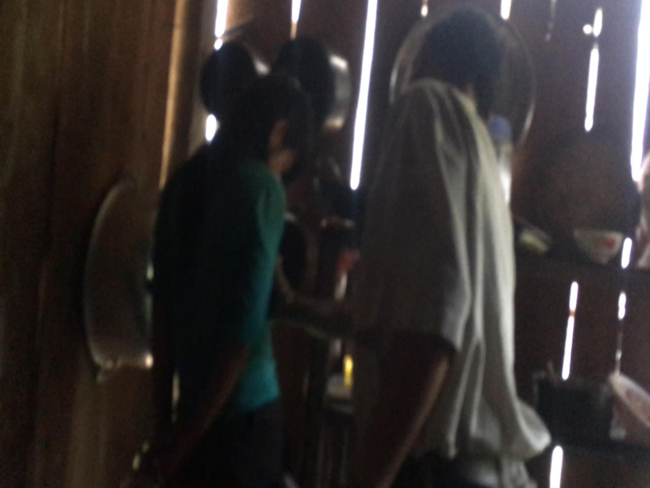 Thầy cúng dùng... miệng chữa bệnh để dâm ô với bệnh nhân