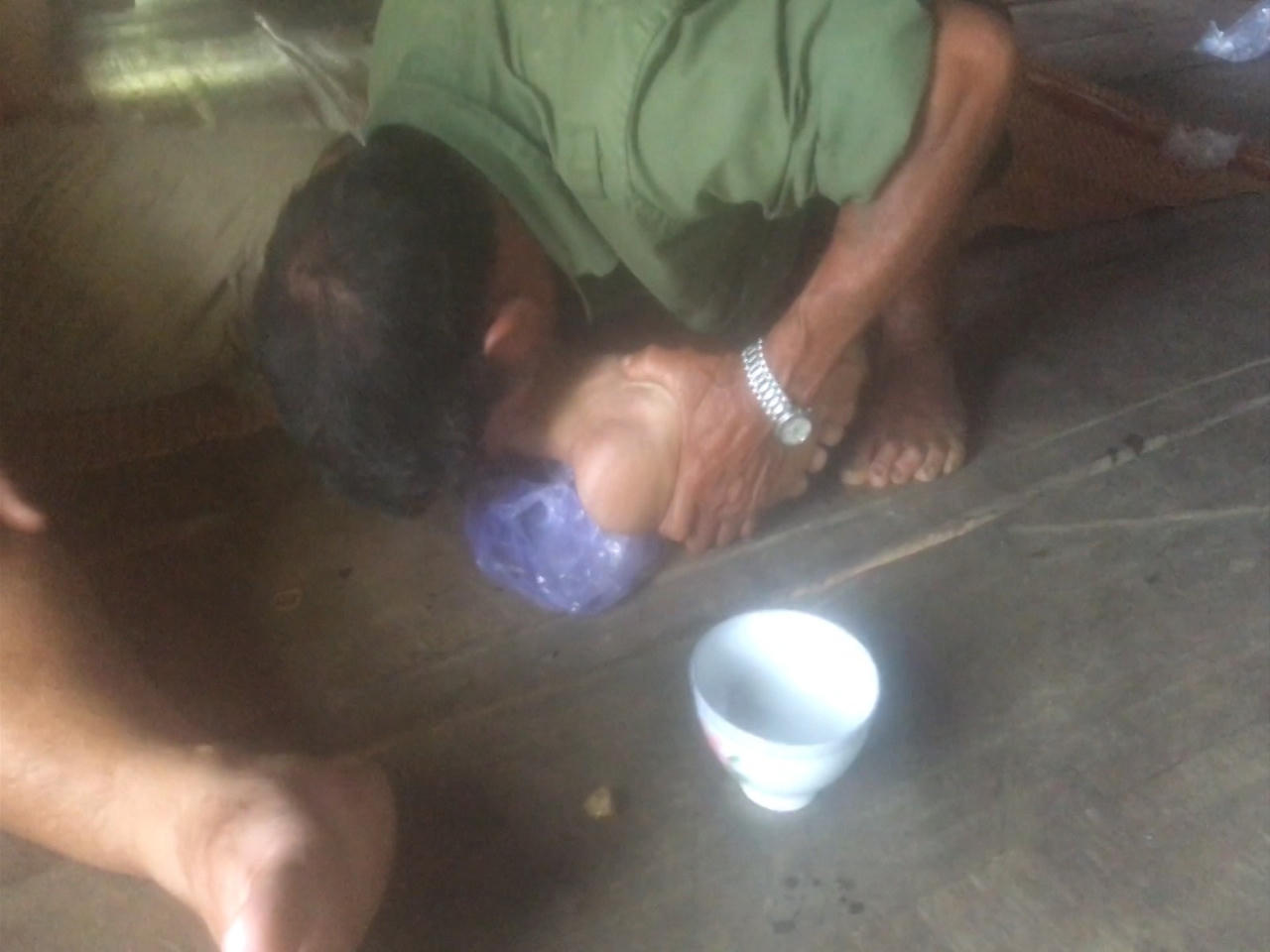 Thầy cúng dùng... miệng chữa bệnh để dâm ô với bệnh nhân