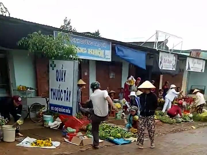 Trưởng CA xã đá tung hàng hóa lấn chiếm lòng lề đường:  “Tại anh tại ả tại cả đôi bên”