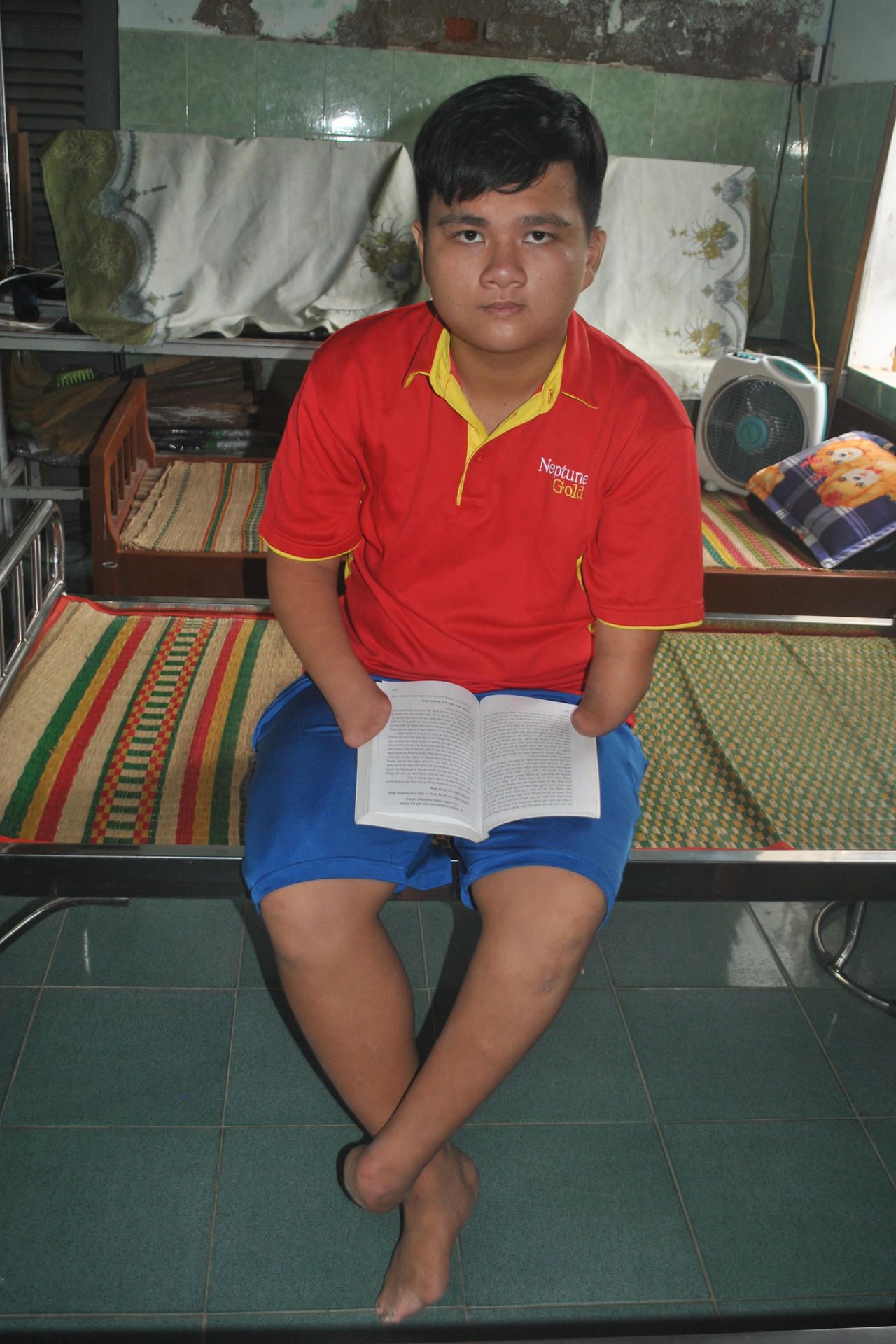 Cậu bé mồ côi, cụt tứ chi thành sinh viên đại học