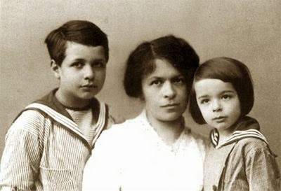  Albert Einstein: khổ đau dưới lớp hào quang 