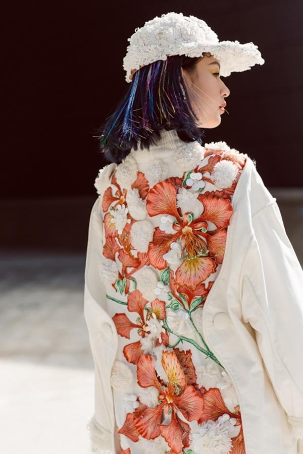 Phí Phương Anh xuất hiện trên Vogue với áo hoa của Công Trí