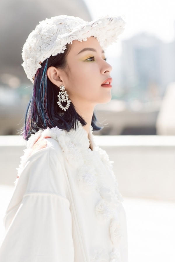 Phí Phương Anh xuất hiện trên Vogue với áo hoa của Công Trí