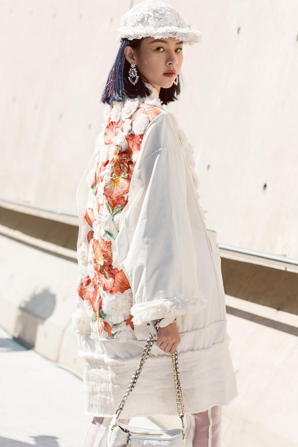 Phí Phương Anh xuất hiện trên Vogue với áo hoa của Công Trí