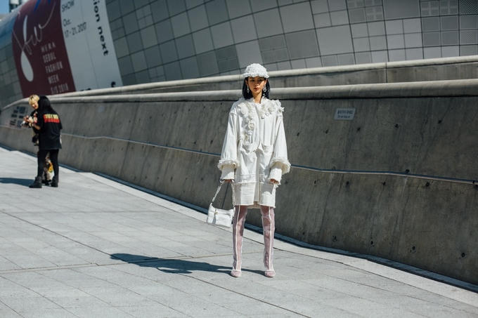 Phí Phương Anh xuất hiện trên Vogue với áo hoa của Công Trí