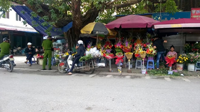 Ngày 20/10: Giá hoa trên thị trường Hà Nội tăng mạnh