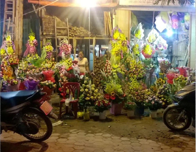 Ngày 20/10: Giá hoa trên thị trường Hà Nội tăng mạnh