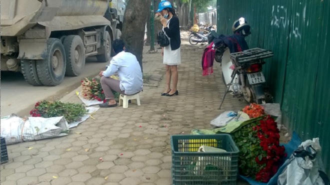 Ngày 20/10: Giá hoa trên thị trường Hà Nội tăng mạnh