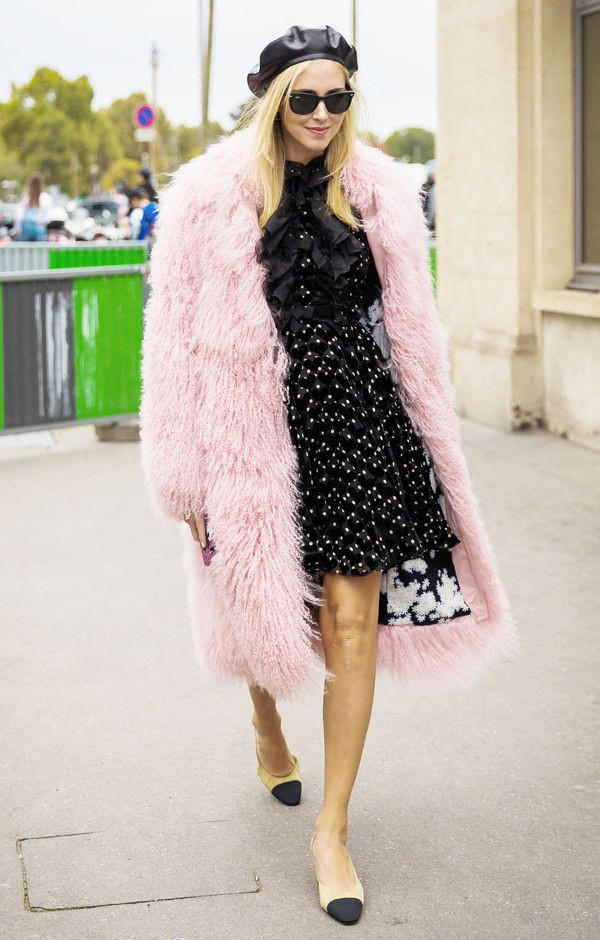 Nhung bi quyet phoi mau sac tren trang phuc khi troi tro lanh hinh anh 2