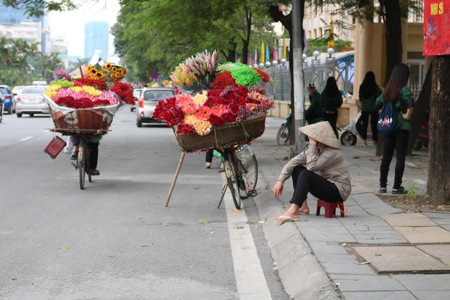 Ngày 20-10, ai sẽ tặng hoa cho những người phụ nữ bán hàng hoa?