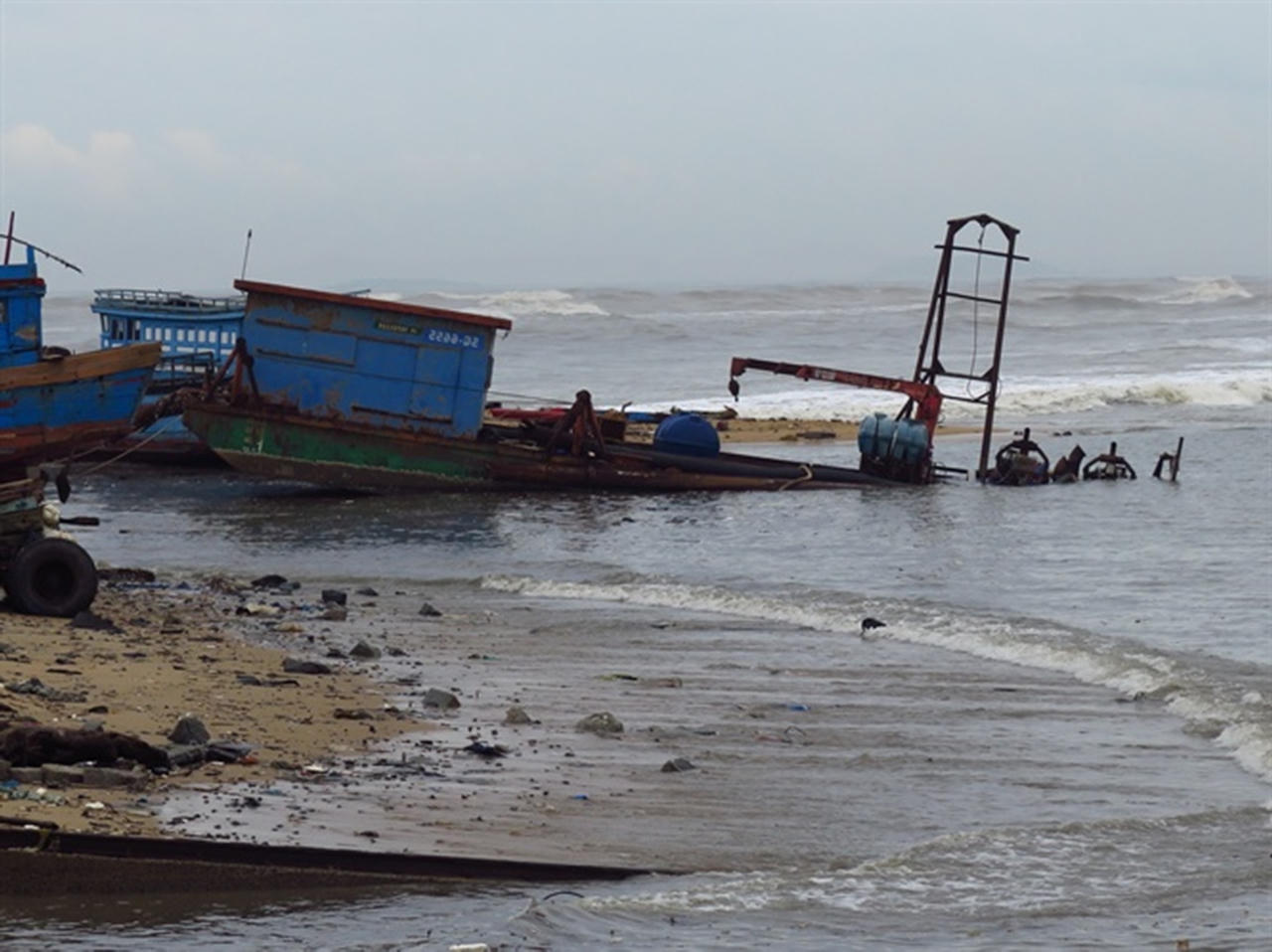 Triều cường “xóa sổ” khu sửa chữa tàu thuyền lớn nhất Phú Yên