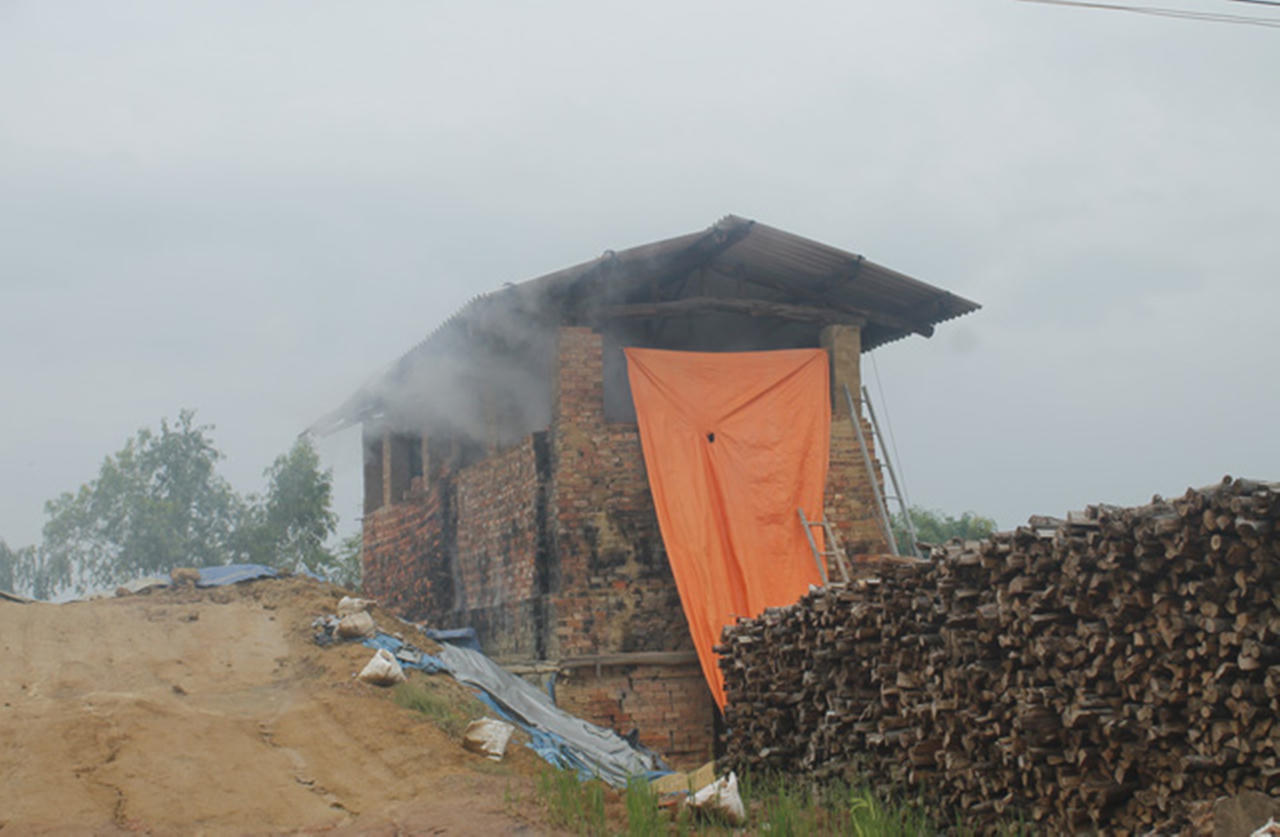 Quảng Ngãi: Học sinh ngạt thở vì khói lò gạch thủ công, chính quyền “bó tay”