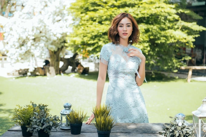 Lan Ngọc khoe dáng với đầm dây xuyên thấu
