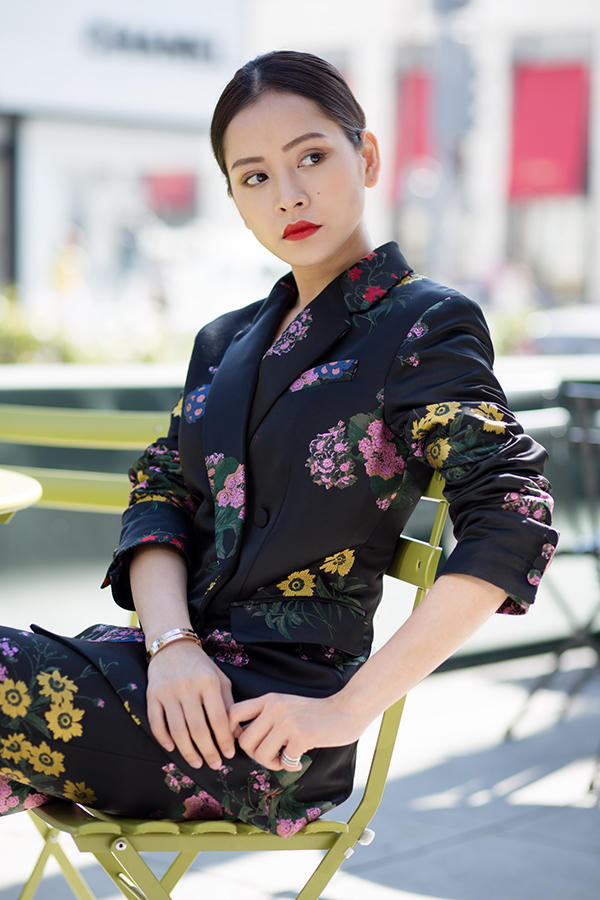 chi-pu-dien-trang-phuc-hoa-khoe-dang-tren-duong-pho-my-9