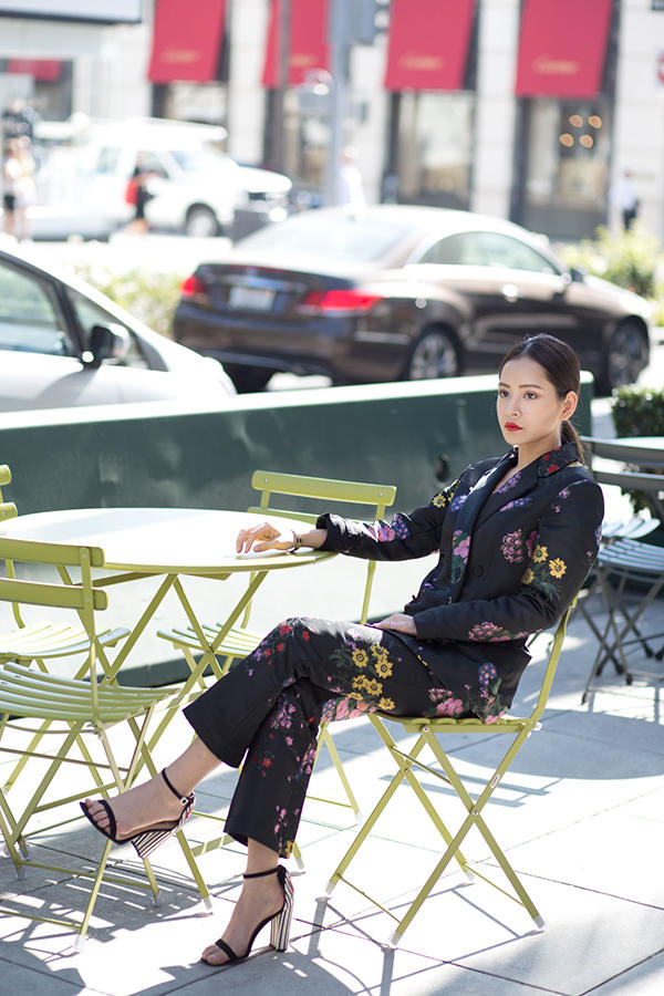 chi-pu-dien-trang-phuc-hoa-khoe-dang-tren-duong-pho-my-8