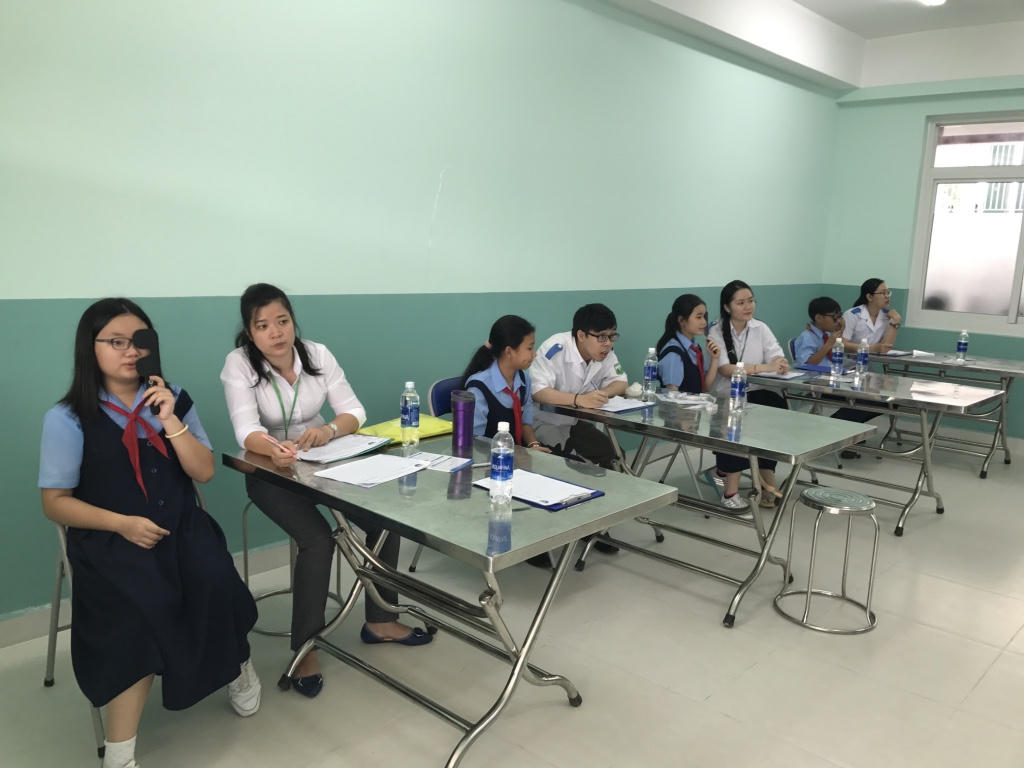 Gần 1000 học sinh quận 10 được khám sàng lọc thị lực miễn phí