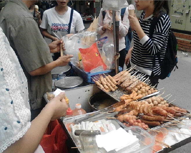 Hiểm họa khôn lường từ 'thiên đường đồ ăn' của học sinh