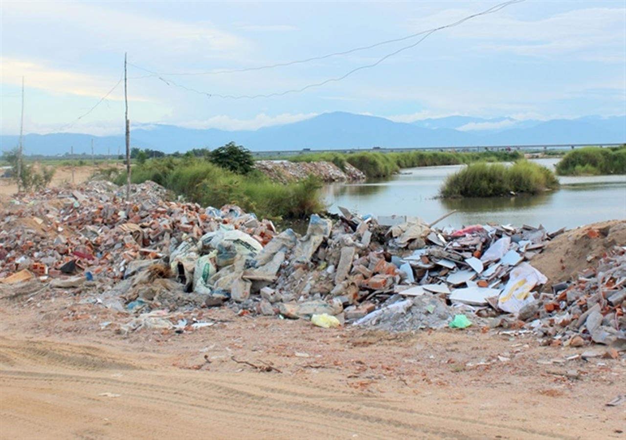Phú Yên: Doanh nghiệp tự ý bơm hút cát, làm đường “phá nát” sông Ba