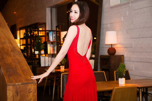 Khoảng hở 'đốt mắt' của hoa hậu 4