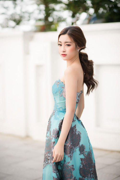 Khoảng hở 'đốt mắt' của hoa hậu 6