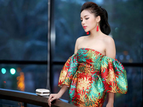 Khoảng hở 'đốt mắt' của hoa hậu 8