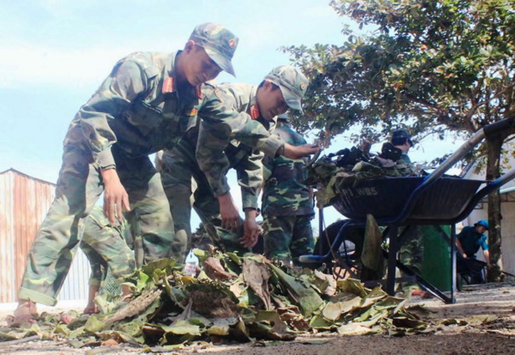 Bộ đội Quân khu 5 dầm nước giúp người dân khắc phục hậu quả bão lũ