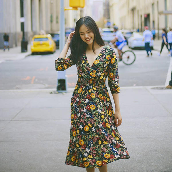 nguoi-dep-viet-chuong-mot-trang-phuc-ruc-ro-ngan-sac-hoa-8