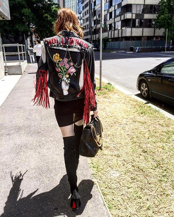 nguoi-dep-viet-chuong-mot-trang-phuc-ruc-ro-ngan-sac-hoa-6