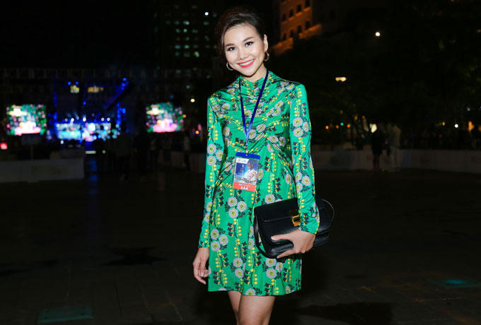 nguoi-dep-viet-chuong-mot-trang-phuc-ruc-ro-ngan-sac-hoa-3