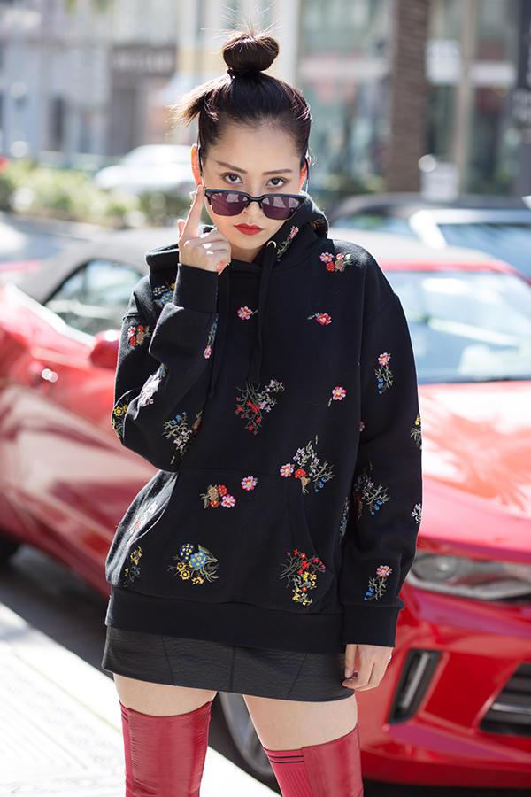 nguoi-dep-viet-chuong-mot-trang-phuc-ruc-ro-ngan-sac-hoa-10