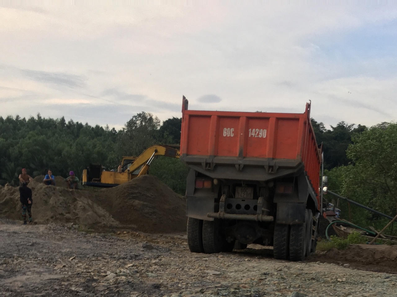 Đồng Nai: Ngang nhiên lập bãi cát trái phép để thu gom cát lậu?