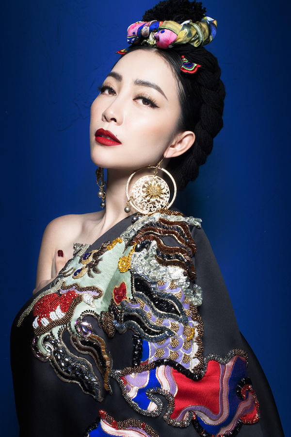 Linh Nga biến hóa phong cách với váy áo thêu