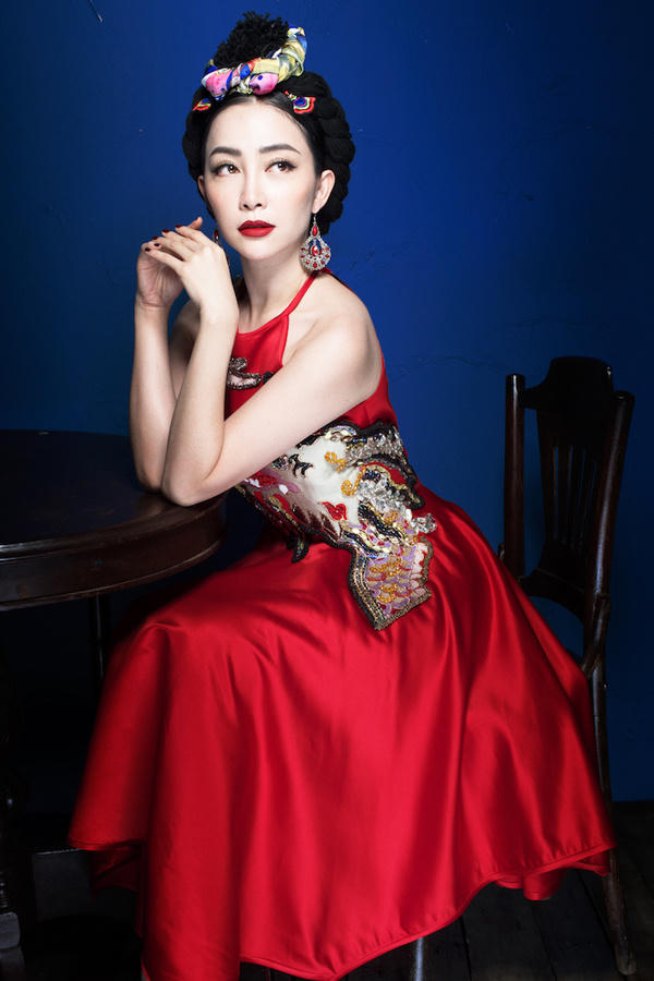 Linh Nga biến hóa phong cách với váy áo thêu